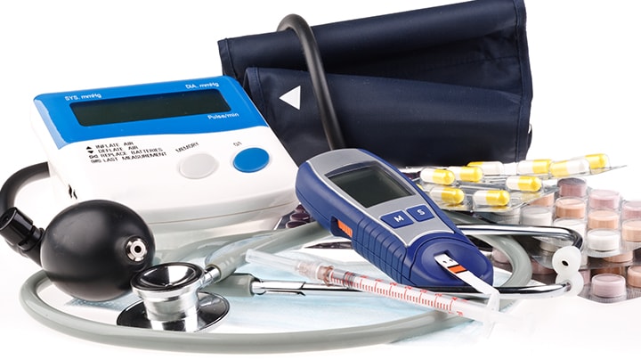 Termometro, stetoscopio e altri strumenti medici