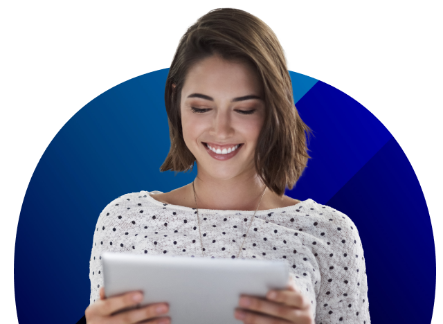 una mujer sonriendo a su tableta